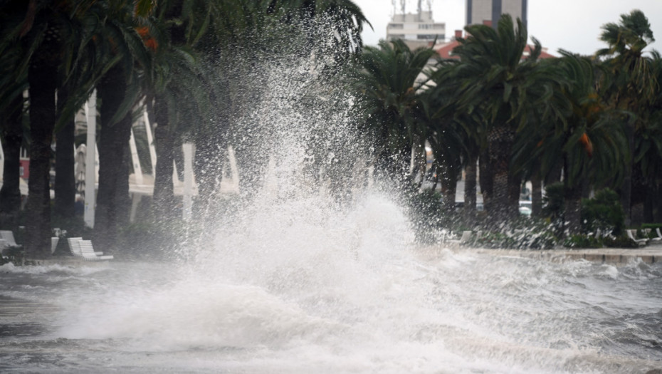 Na snazi narandžasti meteoalarm u Sloveniji: U Piranu i Izoli se izlilo more, u Cerknu pokrenulo klizište