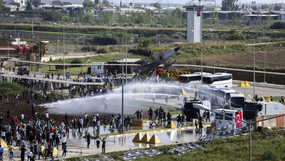 Okupljeni na propalestinskom skupu u Turskoj pokušali da upadnu u bazu gde se nalaze američke trupe