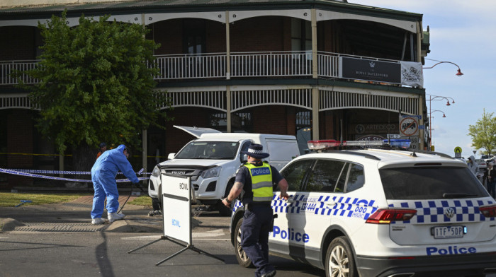 Pet osoba poginulo kada je automobil uleteo na terasu paba u Australiji