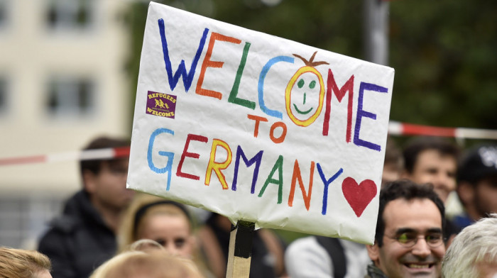 Nemačka postaje "tvrđa" u izbegličkoj politici: Zbog rasta desnice Šolc okreće leđa pristupu "dobrodošlice migrantima"?