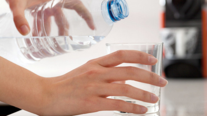 Rezultati nove studije naterali istraživače da piju česmovaču: Koliko plastike popijemo u litri flaširane vode