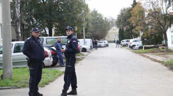 Radnici koji su kopali u ulici u Zemunu gde se desila eksplozija na razgovoru u Tužilaštvu