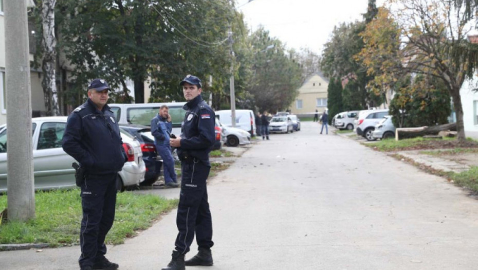 Radnici koji su kopali u ulici u Zemunu gde se desila eksplozija na razgovoru u Tužilaštvu