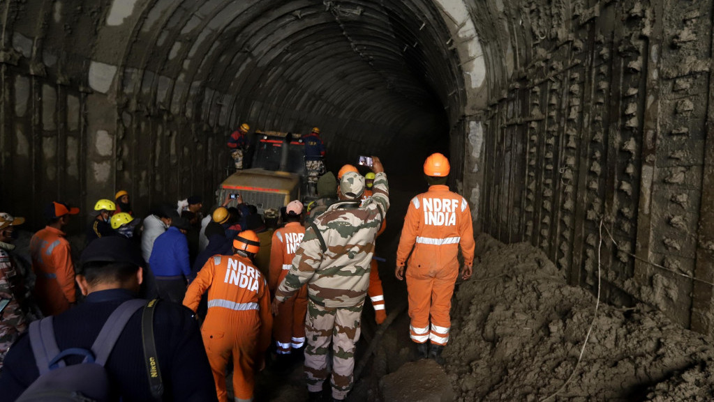 Urušio se tunel u izgradnji u Indiji, strahuje se da je 36 radnika zatrpano