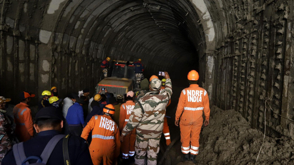 Urušio se tunel u izgradnji u Indiji, strahuje se da je 36 radnika zatrpano