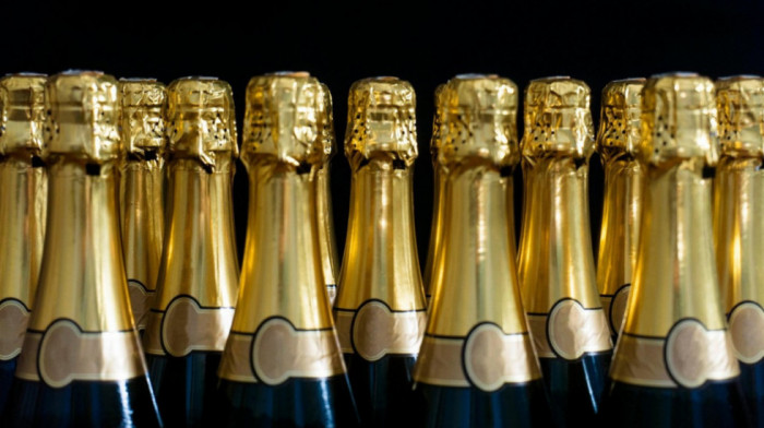 Policija sprečila krađu boca šampanjca u francuskom gradu Remsu u vrednosti od 600.000 evra