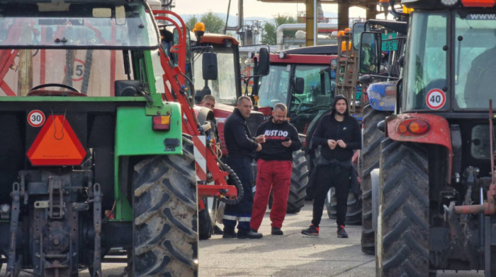 Protest poljoprivrednika uprkos pozivu Ministarstva na razgovor: Blokiran ulaz u rafineriju u Novom Sadu