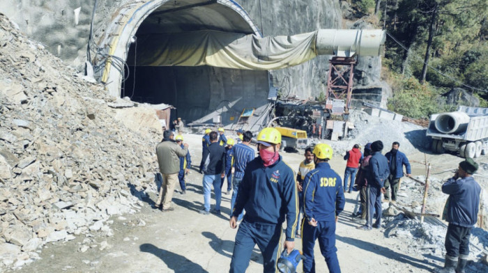 Prepreka odložila spasavanje zatrpanih radnika u Indiji: Ostalo je 15 metara, danas nastavak kopanja
