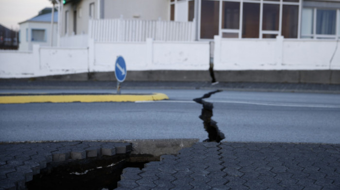 Pukotine na ulicama kao poslednje upozorenje: Island u strahu od najavljene erupcije vulkana, hiljade ljudi evakuisano