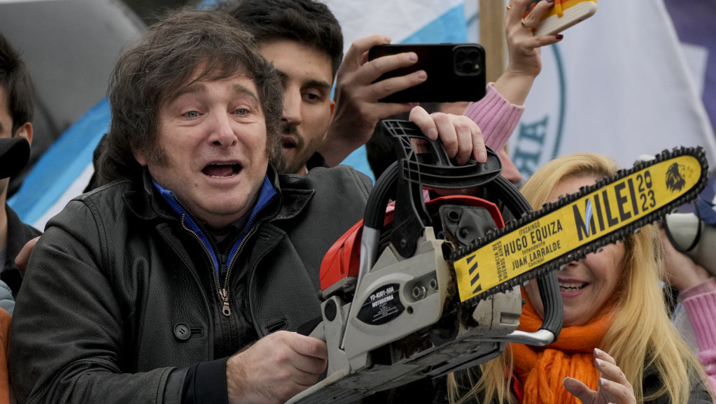 Motorna testera i maska lava: Ko je kontroverzni argentinski predsednički kandidat Havijer Milei?