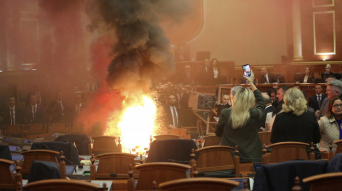 Incident u albanskom parlamentu: Opozicioni poslanici zapalili dimne bombe, prekinuta sednica