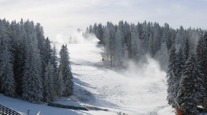 Zabeleo se Kopaonik: Meteorolozi najavljuju sneg na planinama i u narednim danima (VIDEO)