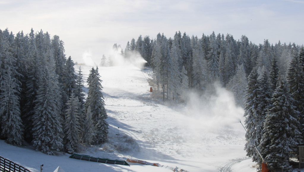 Zabeleo se Kopaonik: Meteorolozi najavljuju sneg na planinama i u narednim danima (VIDEO)