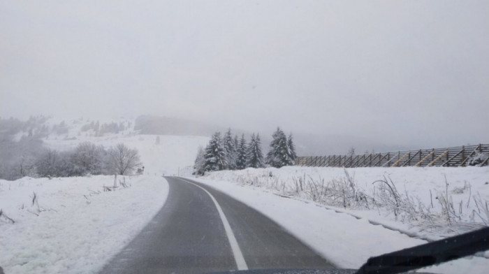 Putevi Srbije: Na pojedinim putnim pravcima ima snega, potreban oprez u vožnji