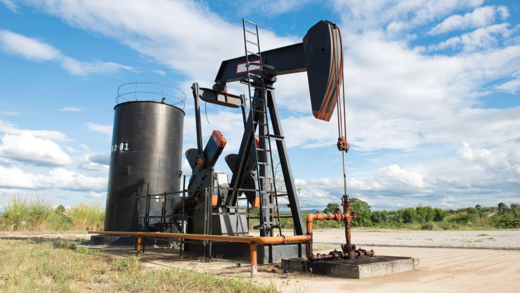 Odlaganje sastanka OPEK+ od četiri dana spustilo cenu nafte za više od četiri odsto