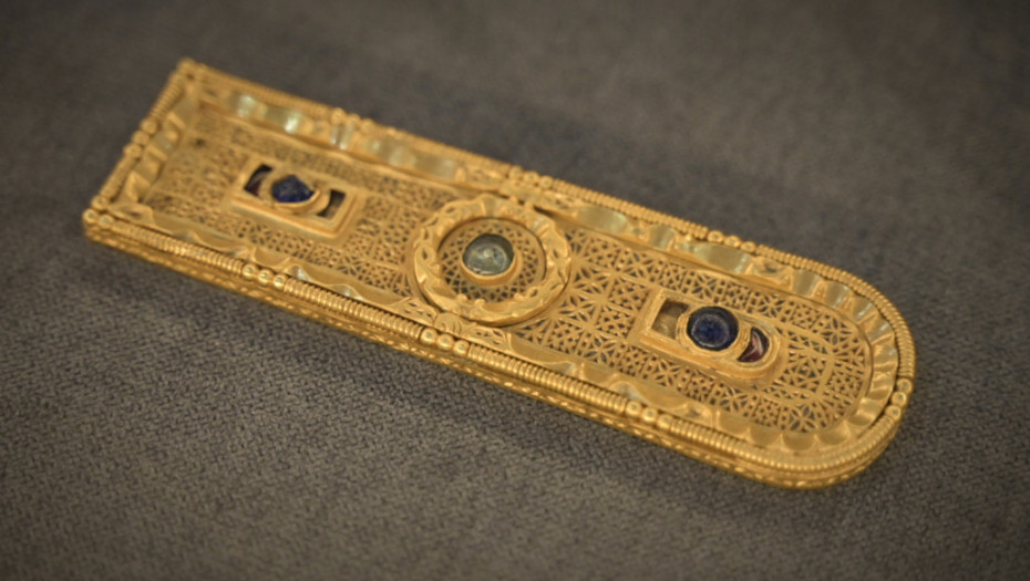 U Muzeju Srema prvi put izložen zlatni avarski pojas: Dragoceno otkriće pod neprobojnim staklom i policijskim nadzorom