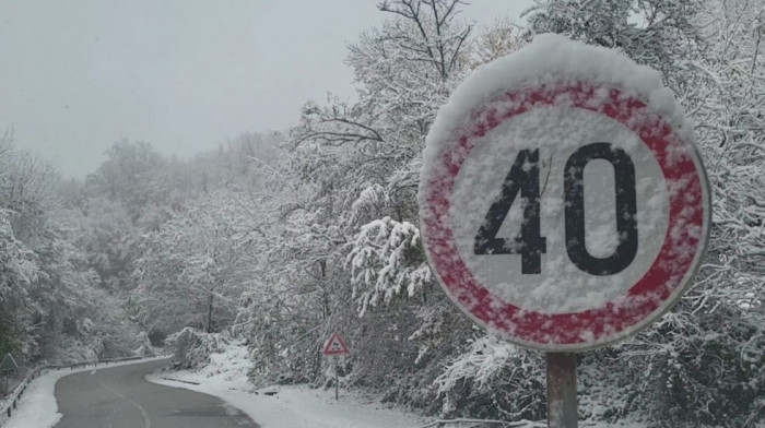 Sneg na nekim deonicama puteva jugozapadne i istočne Srbije