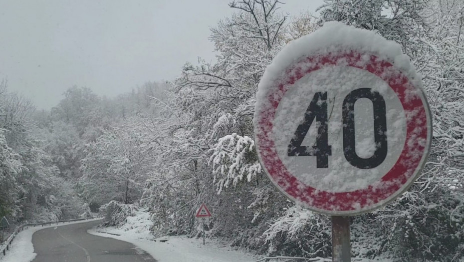 Sneg na nekim deonicama puteva jugozapadne i istočne Srbije