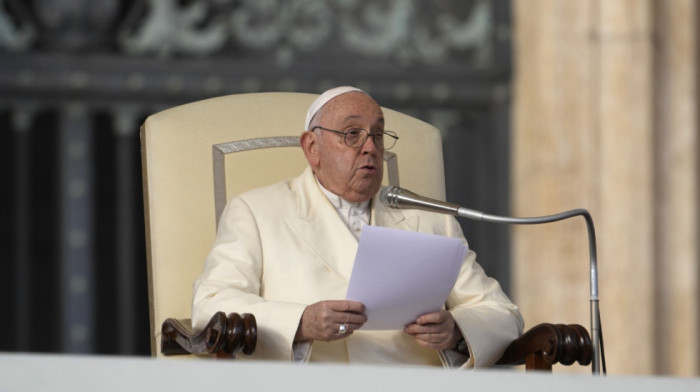 Papa zvanično dozvolio sveštenicima da blagosiljaju istopolne parove