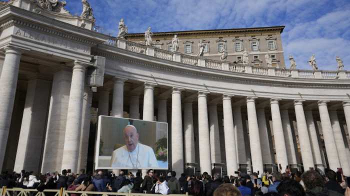 Papa Franja danas se nije pojavio na Trgu Svetog Petra, ima upalu pluća