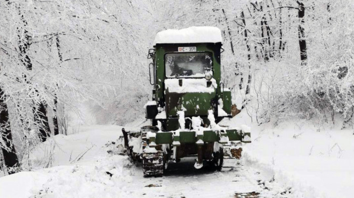 Vojska Srbije pomaže građanima ugroženih opština u otklanjanju posledica obilnih snežnih padavina