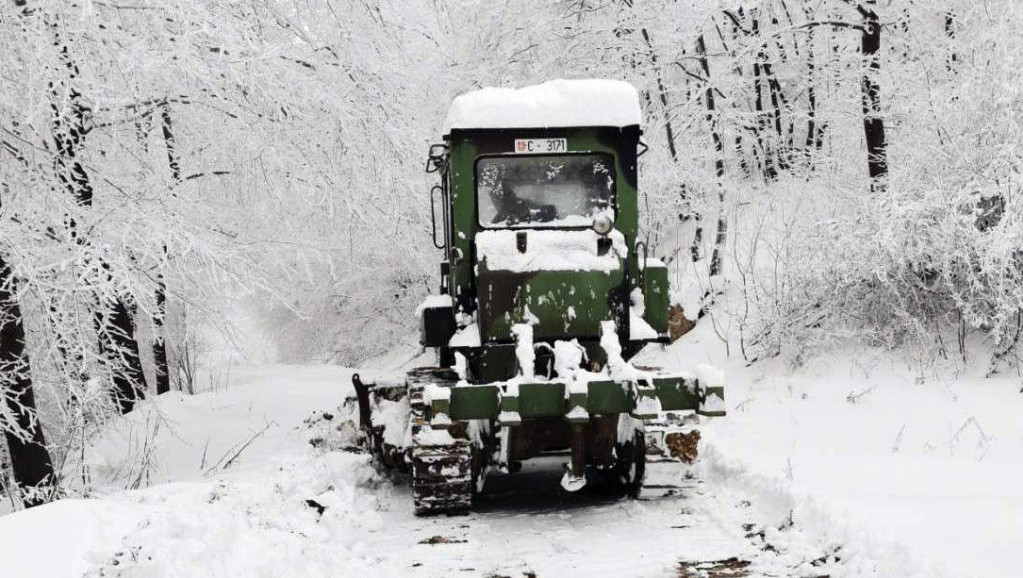 Vojska Srbije pomaže građanima ugroženih opština u otklanjanju posledica obilnih snežnih padavina