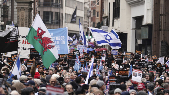 Desetine hiljada ljudi na ulicama Londona marširalo protiv antisemitizma