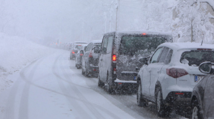 U Hrvatskoj sneg i ledena kiša: Klizavi kolovozi, na pojedinim deonicama auto-puta ograničenje brzne 40 km/h