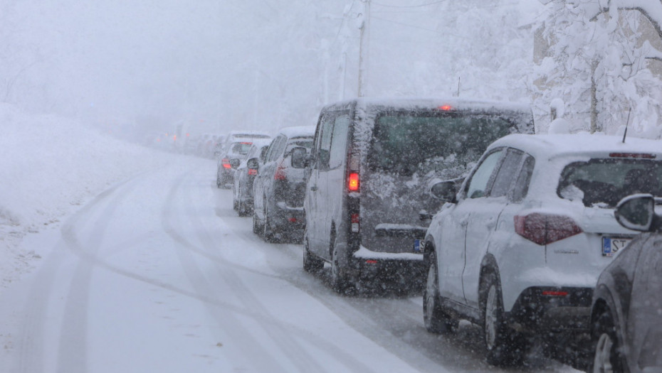 Sneg do pet centimetara na putu preko Divčibara, nadležni upozoravaju vozače da vode računa zbog magle i poledice