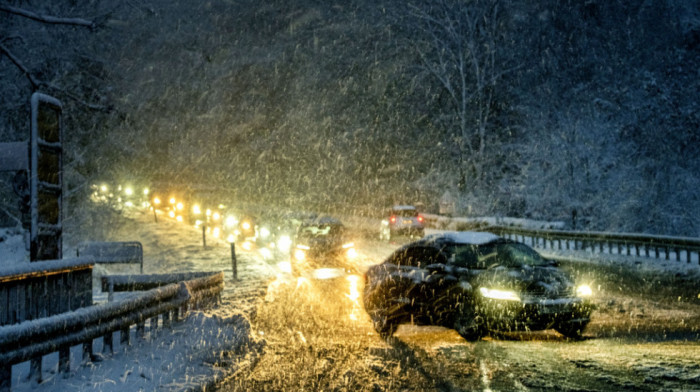 Vozači u severnoj Engleskoj zaglavljeni u snegu, nevreme bez struje ostavilo više od 2.500 domaćinstava