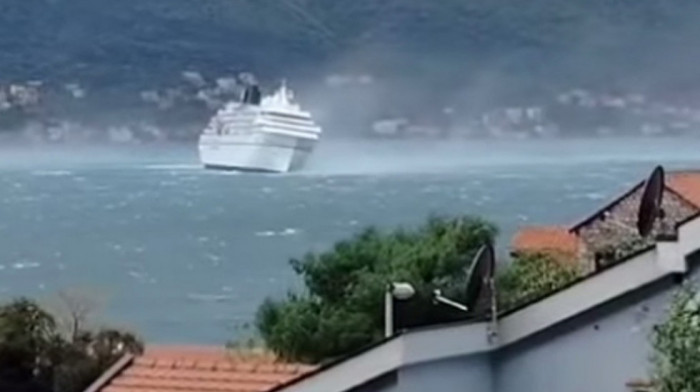 Nevreme u Crnoj Gori: Vetar umalo prevrnuo kruzer u Bokokotorskom zalivu (VIDEO)