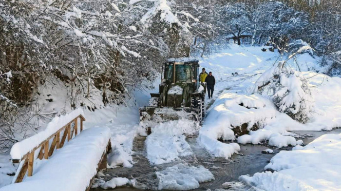 Vanredna situacija zbog snega u nekoliko opština u Srbiji: Pojedina sela i dalje bez struje