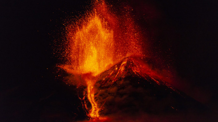 Ponovo "proradila" Etna: Stanovnici Katanije mogli da vide kako vulkan izbacuje lavu i pepeo
