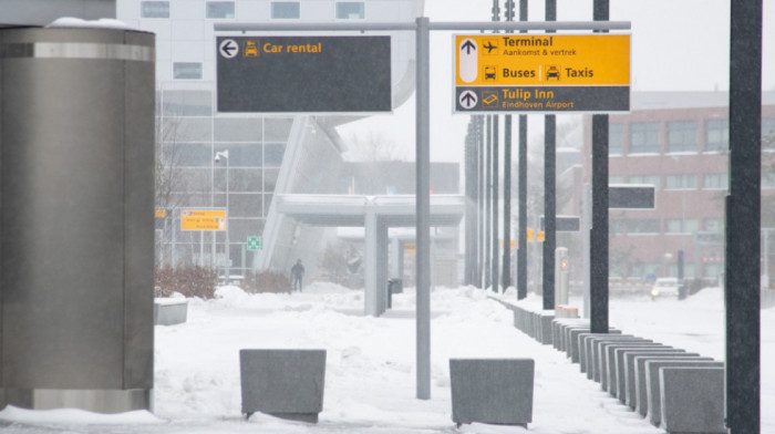 Zbog snega otkazano oko 150 dolaznih i odlaznih letova sa aerodroma u Amsterdamu