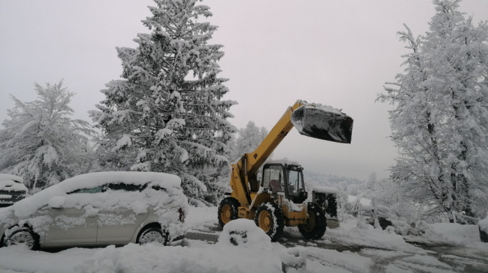 Snežno nevreme u Sloveniji: Ispod Triglava visina pokrivača metar i po
