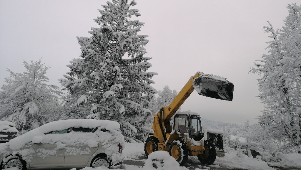 Snežno nevreme u Sloveniji: Ispod Triglava visina pokrivača metar i po