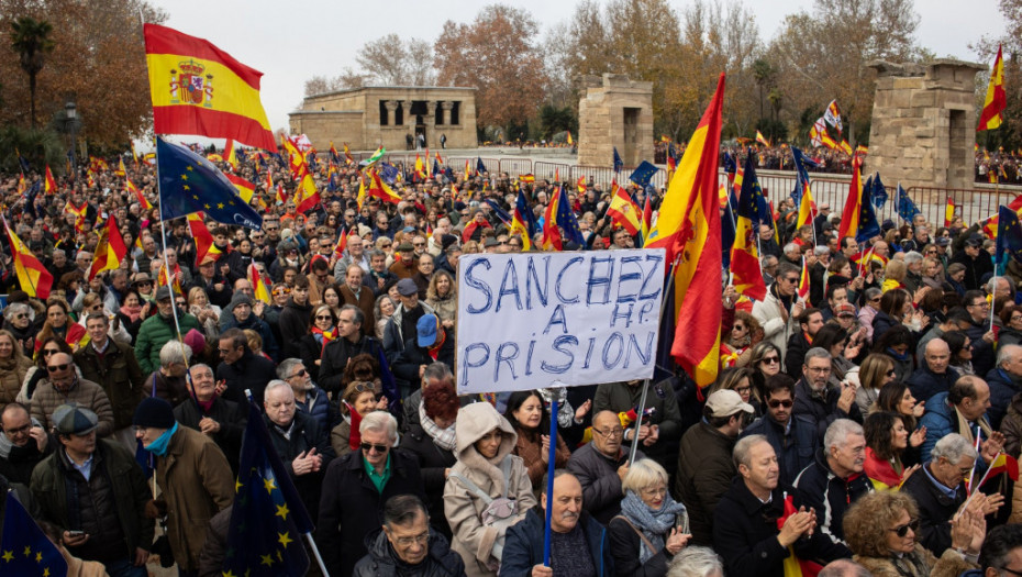 "Živela Španija, živeo ustav": Veliki protest u Madridu zbog sastanka vladajuće stranke i Puđdemona u Ženevi