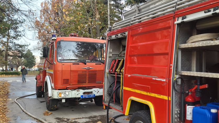 Požar u Kikindi: Vatrogasci sprečili širenje vatre u dvorištu kuće