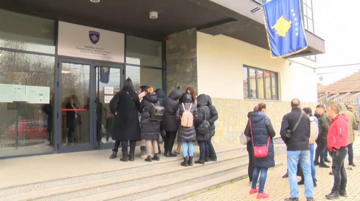 Srbi sa severa Kosova pokušali da predaju zahtev za razrešenje albanskih gradonačelnika