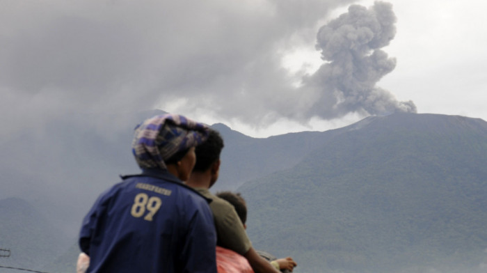 Eruptirao vulkan Ibu u Indoneziji, postoji opasnost od bujica i toka hladne lave