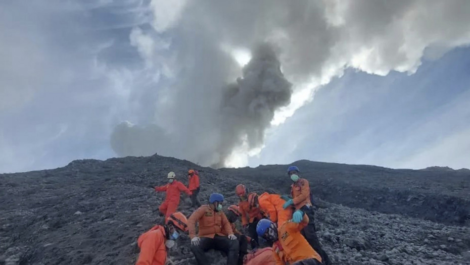 Najmanje 800 ljudi evakuisano nakon erupcije vulkana u Indoneziji