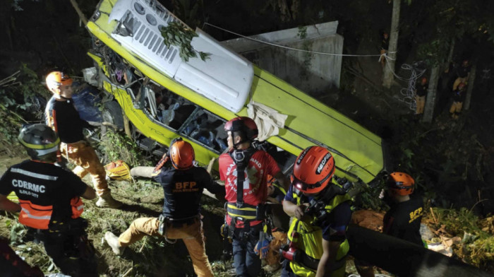 Najmanje 16 ljudi je poginulo na Filipinima, autobus se srušio u provaliju