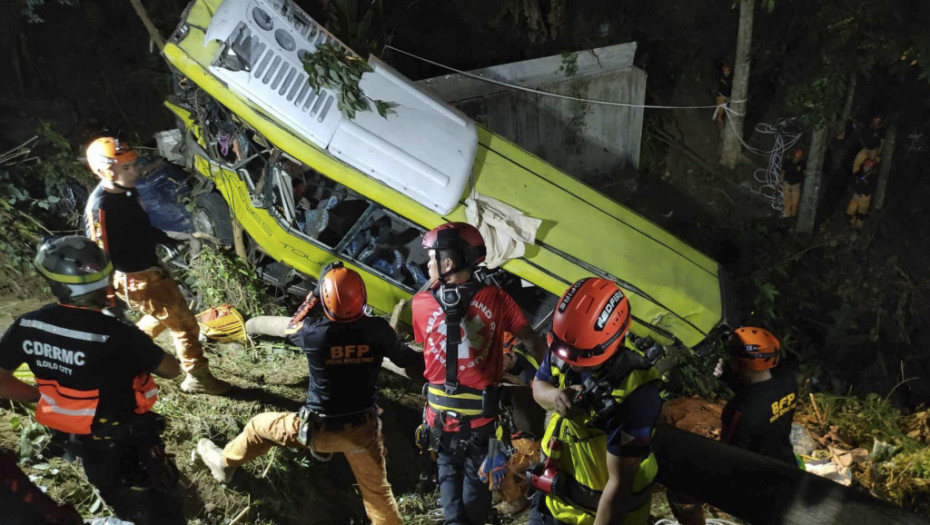 Najmanje 16 ljudi je poginulo na Filipinima, autobus se srušio u provaliju