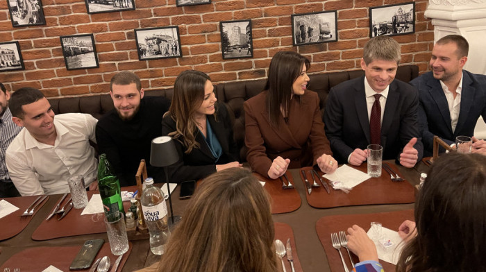Vujović i Gujon razgovarali sa mladima: "Srbija je na sigurnom putu i brzom prugom ide u budućnost"