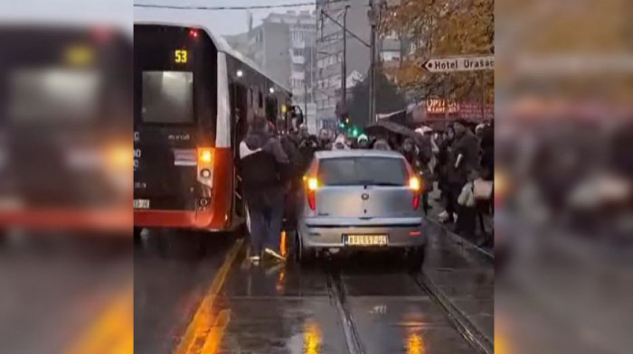 Incident na Banovom brdu: Vozač automobila šipkom polomio stakla autobusa javnog prevoza