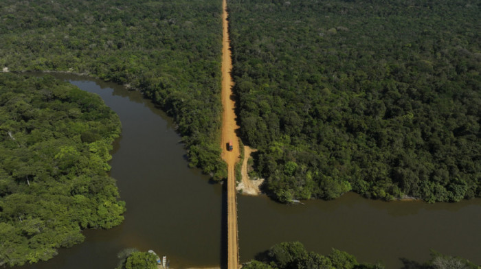 Kolumbija i Brazil uništili 19 bagera za ilegalno iskopavanje zlata u Amazonu