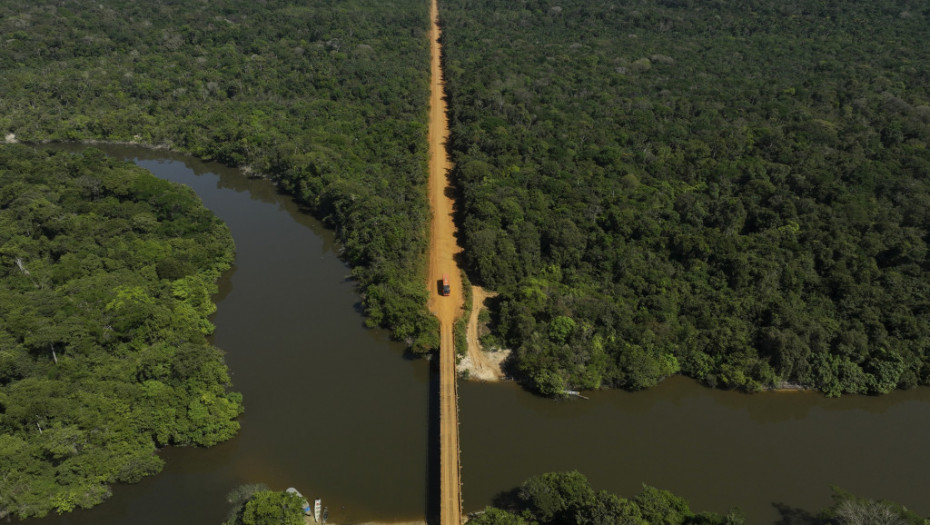 Kolumbija i Brazil uništili 19 bagera za ilegalno iskopavanje zlata u Amazonu