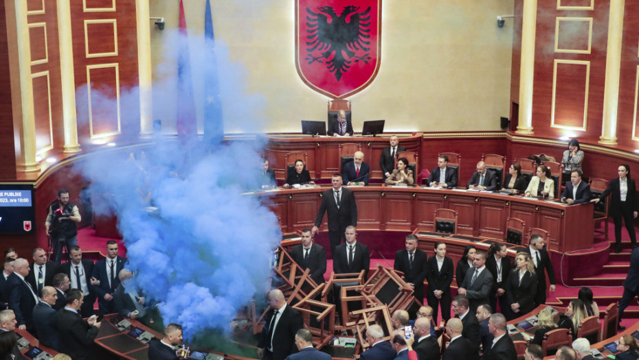 Baklje, požari i barikade: Zašto albanska opozicija protestuje u parlamentu?