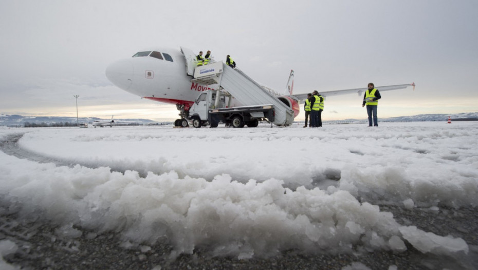 Hiljade letova odloženo ili otkazano u SAD zbog ledenog talasa i snega