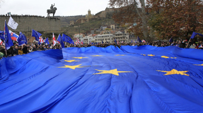 Stotine ljudi na ulicama Tbilisija u znak podrške kandidaturi za članstvo u EU